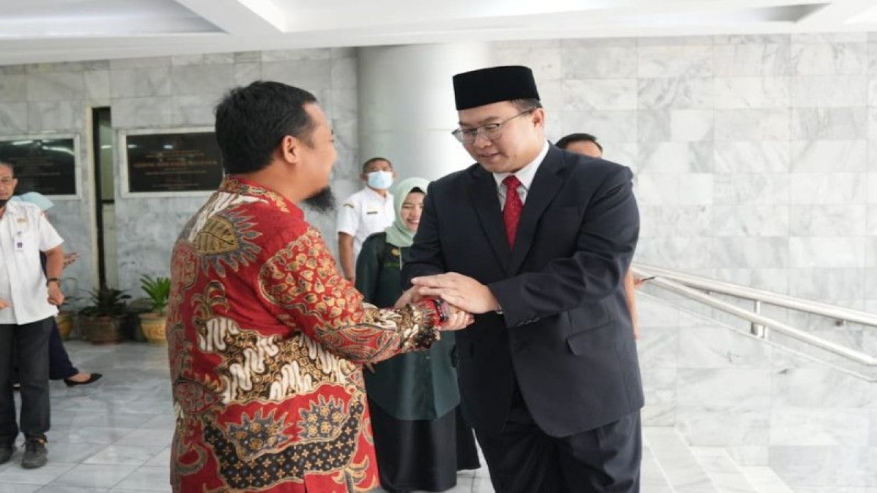Gubernur Sulawesi Selatan Andi Sudirman menyalami Rektor IBP Prof Dr Arif Satria usai pelantikan di Bogor, Rabu,(1/19/1/2023).ANTARA/HO-Humas Pemprov Sulsel