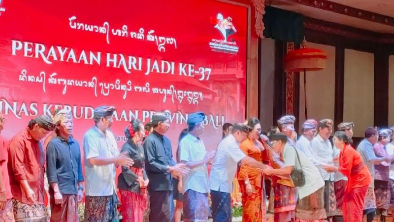 Kepala Dinas Kebudayaan Provinsi Bali Prof Dr I Gede Arya Sugiartha bersama dengan para pejabat setempat dan mantan Kadisbud Bali saat bersalam-salaman dengan seluruh pegawai dan undangan dalam perayaan Hari Jadi ke-37 Disbud Bali di Denpasar, Selasa (10/1/2022). ANTARA/Ni Luh Rhismawati.