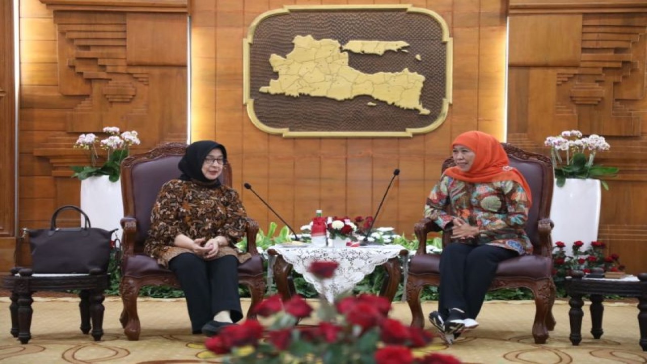 Mantan Menteri Kesehatan Prof Dr Nila Moeloek (kiri) yang kini memimpin Grup Eyelink berbincang dengan Gubernur Jatim Khofifah Indar Parawansa di Gedung Negara Grahadi Surabaya, Jumat (13/1/2023). (ANTARA/HO-Biro Adpim Jatim)