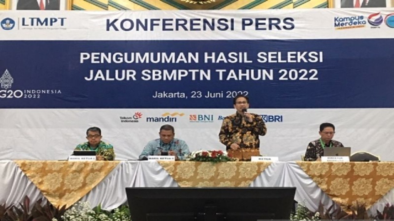Ketua Lembaga Tes Masuk Perguruan Tinggi (LTMPT) Prof Mochamad Ashari (dua dari kanan) menyampaikan Hasil Seleksi Jalur Seleksi Bersama Masuk Perguruan Tinggi Negeri (SBMPTN) Tahun 2022 di Gedung D Kementerian Pendidikan, Kebudayaan, Riset dan Teknologi di Jakarta, Kamis (23/6/2022). (FOTO ANTARA/Martha Herlinawati Simanjuntak)