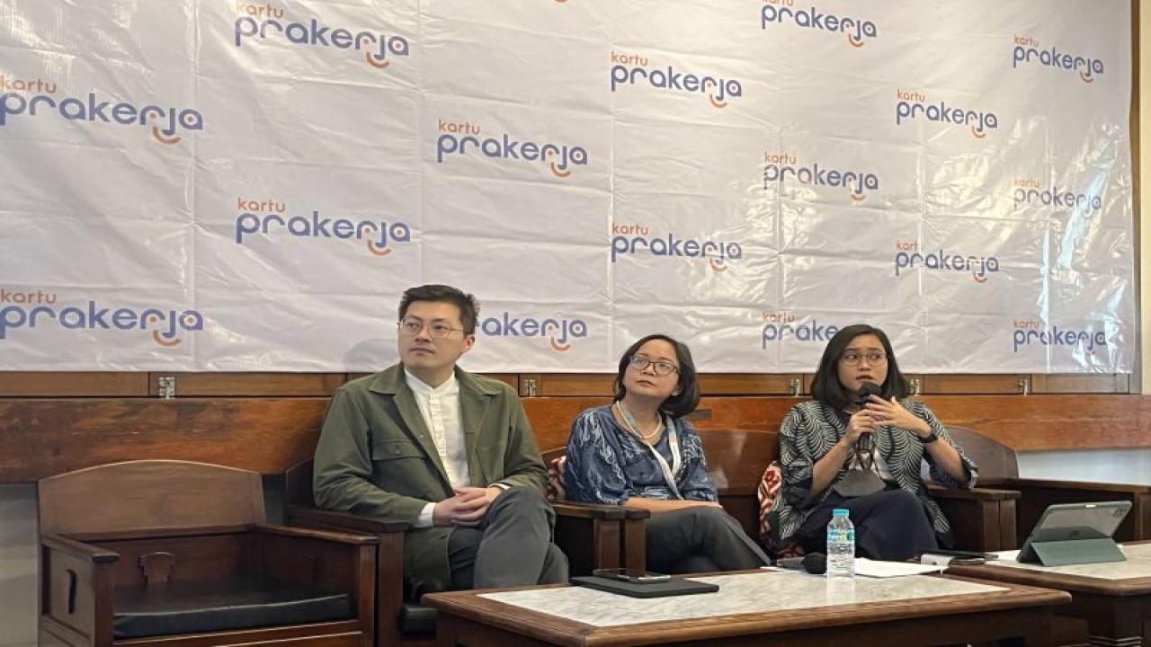 Kepala Kemitraan dan Program MPPKP Manajemen Pelaksana Program Kartu Prakerja Dwina M. Putri dalam konferensi pers di Cikini, Jakarta, Rabu (18/01/2023). ANTARA/M.Baqir Idrus Alatas