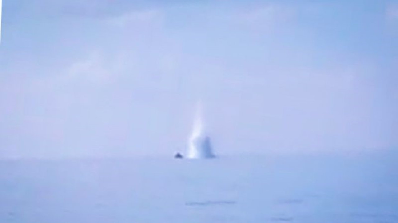 Tangkap layar video amatir nelayan saat merekam kegiatan pengeboman ikan di peraran Midai, Natuna, Kepri beberapa waktu lalu. (ANTARA/Cherman)