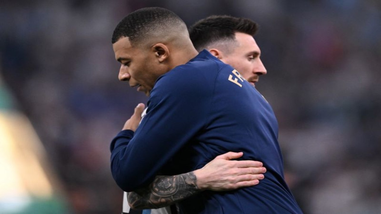 Arsip - Penyerang Argentina Lionel Messi (kiri) dan pemain depan Prancis Kylian Mbappe berpelukan sebelum dimulainya pertandinan final Piala Dunia 2022 Qatar di Lusail Stadium, Doha, pada 18 Desember 2022. (AFP/KIRILL KUDRYAVTSEV)