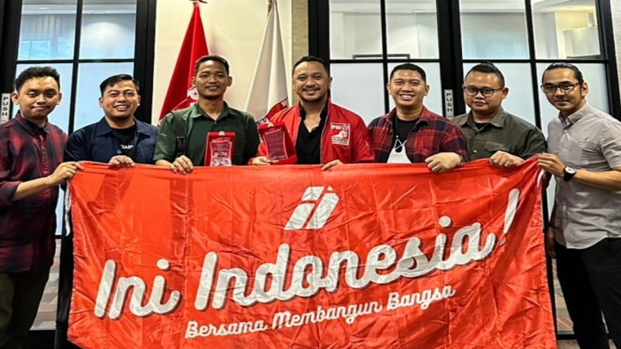 Perwakilan Ini Indonesia saat foto bersama dengan Ketua Umum PSI Giring Ganesha saat kunjungannya ke kantor DPP PSI di Jakarta, Rabu (18/1/2023). (FOTO ANTARA/HO-Ini Indonesia)
