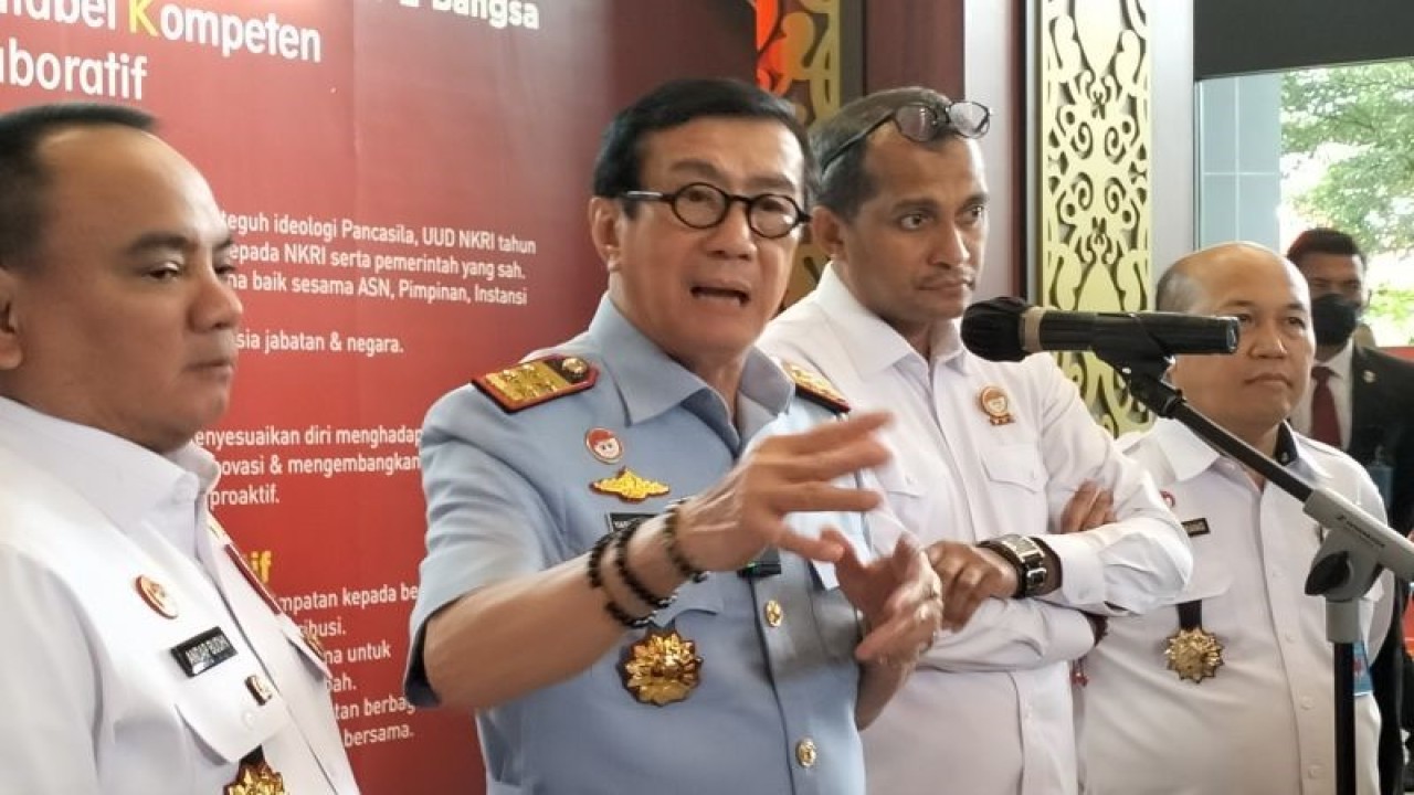 Menteri Hukum dan Hak Asasi Manusia (Menkumham) Yasonna Hamonangan Laoly memberikan paparan terkait Perppu Cipta Kerja di Jakarta, Rabu, (4/1/2023). (ANTARA/Muhammad Zulfikar).