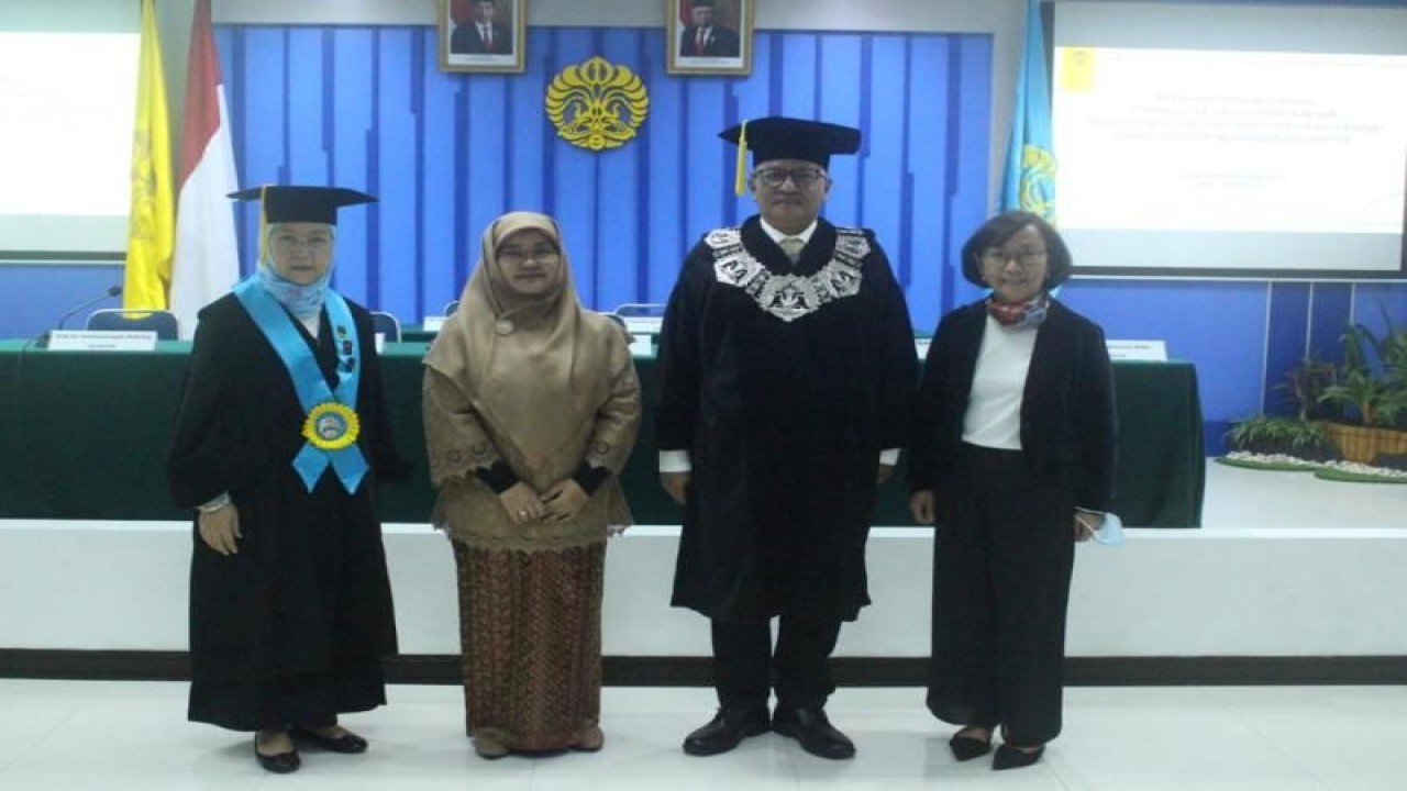 Psikolog Universitas Indonesia (UI) Anna Armeini Rangkuti (kedua dari kiri) usai menjalani sidang doktoral di fakultas Psikologi UI ((ANTARA/HO: Humas UI).)