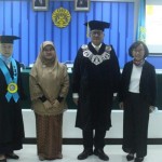 Psikolog Universitas Indonesia (UI) Anna Armeini Rangkuti (kedua dari kiri) usai menjalani sidang doktoral di fakultas Psikologi UI ((ANTARA/HO: Humas UI).)-1673920288