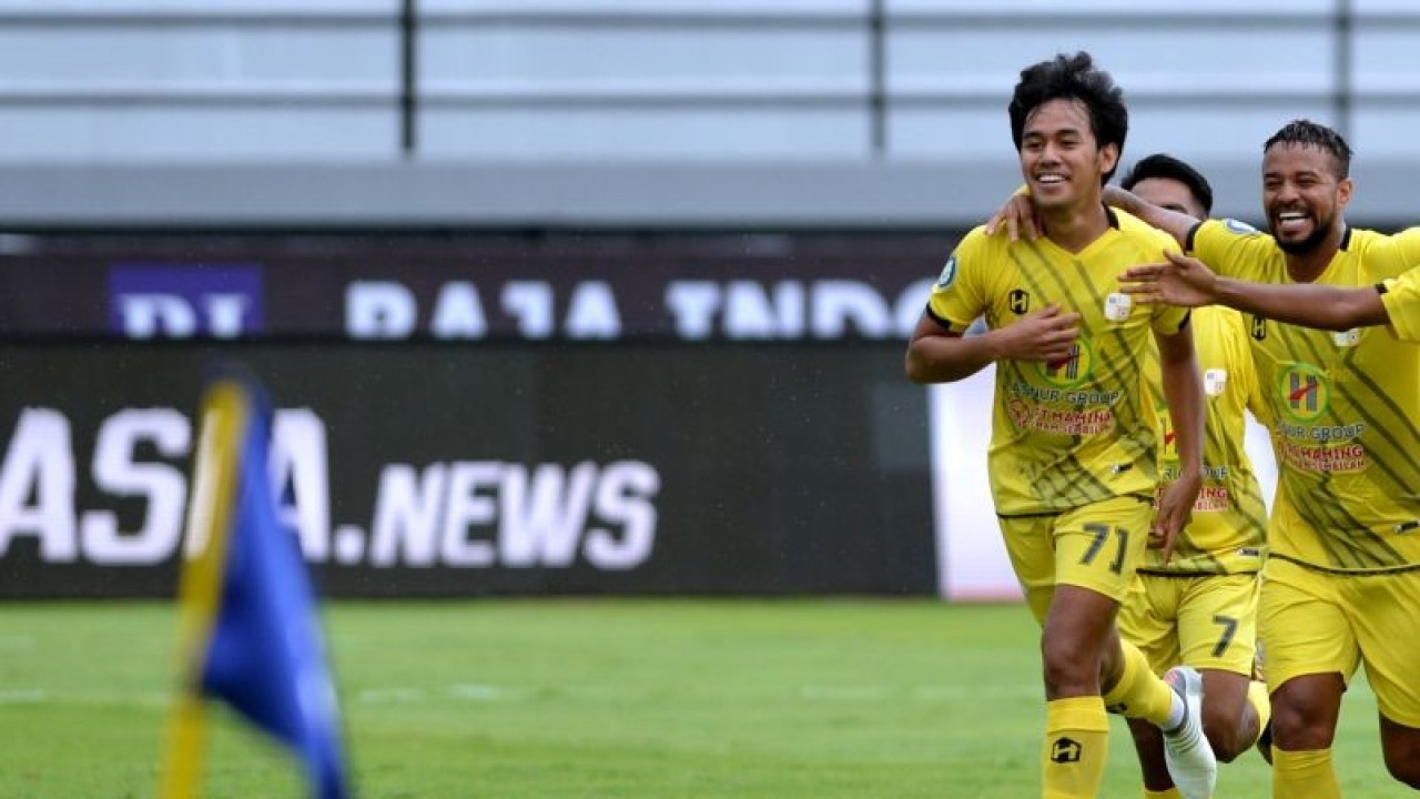 Arsip - Pesepak bola Barito Putera Luthfi Kamal (kiri) berselebrasi usai mencetak gol ke gawang PSIS Semarang saat pertandingan Liga 1 di Stadion Kapten I Wayan Dipta, Gianyar, Bali, Kamis (10/2/2022). Barito Putera berhasil mengalahkan PSIS Semarang dengan skor 2-1. ANTARA FOTO/Fikri Yusuf/foc.