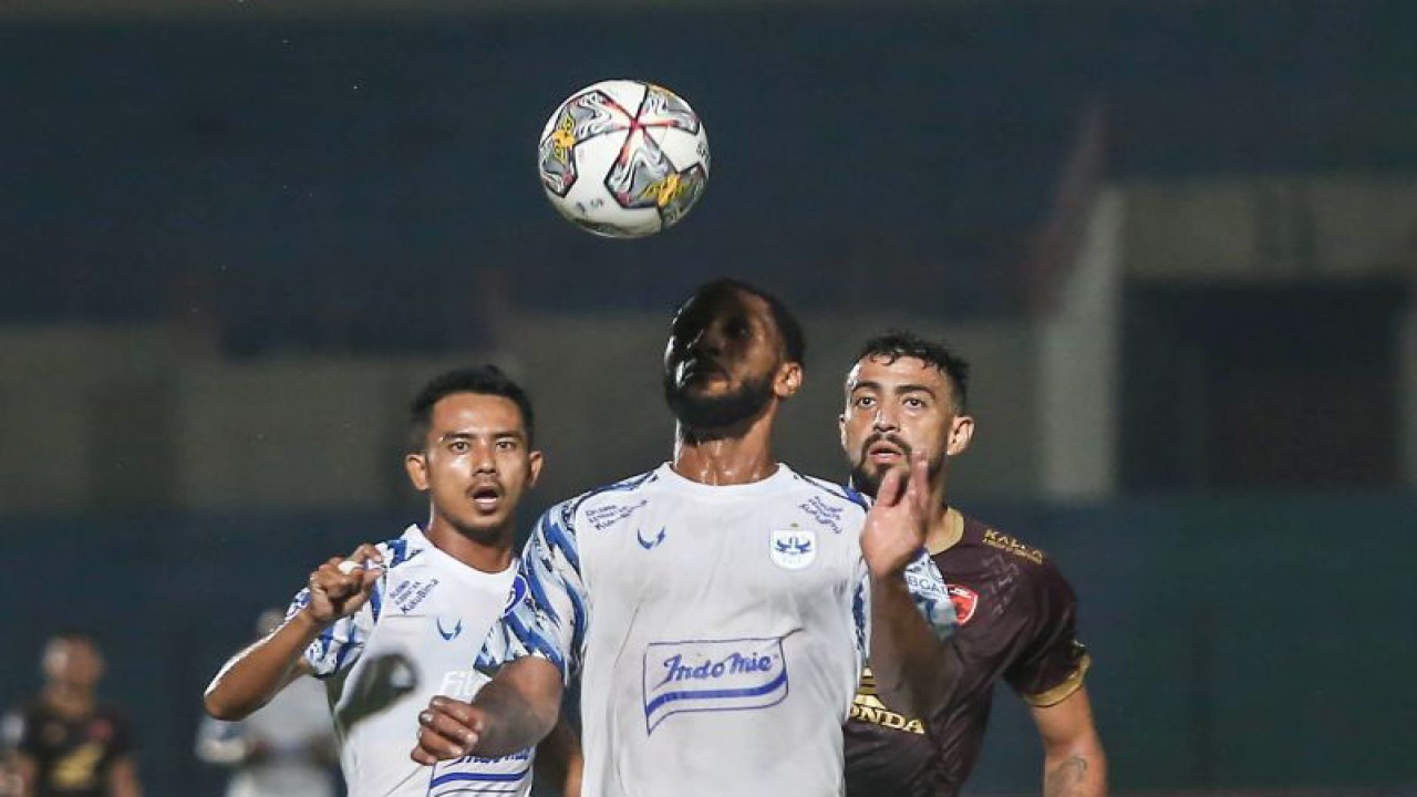 Pesepak bola PSIS Semarang Alie Sesay (tengah) mengontrol bola dengan dibayangi pesepak bola PSM Makassar Everton De Mendonca (kanan) pada pertandingan Liga 1 di Stadion Sultan Agung, Bantul, DI Yogyakarta, Senin (19/12/2022). ANTARA FOTO/Hendra Nurdiyansyah/tom. (Antara Foto/Hendra Nurdiyansyah)