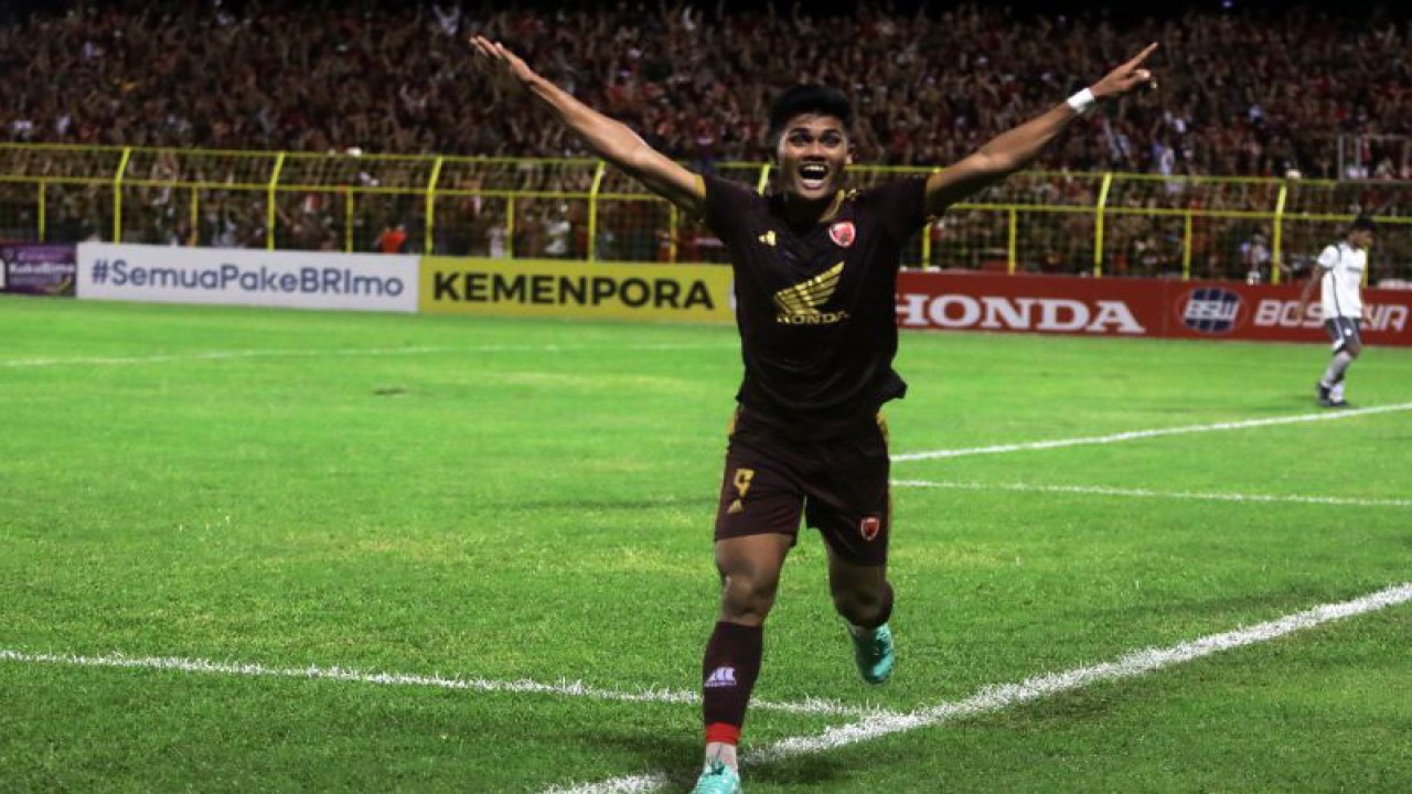 Arsip foto - Pesepak bola PSM Makassar Ramadhan Sananta melakukan selebrasi usai mencetak gol ke gawang Persib Bandung pada laga BRI Liga 1 di Stadion Gelora BJ Habibie, Pare-Pare, Sulawesi Selatan, Senin (20/8/2022) malam. ANTARA FOTO/HO/PSM/ABHE/hp.