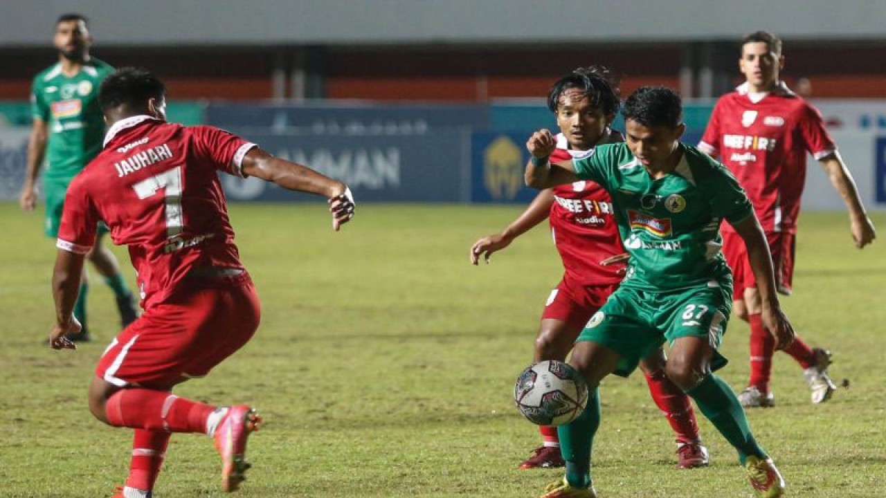 Arsip - Pesepak bola PSS Sleman Irkham Mila (kedua kanan) mencoba melewati pesepak bola Persis Solo Irfan Jauhari (kiri) pada pertandingan Liga 1 di Stadion Maguwoharjo, Sleman, DI Yogyakarta, Sabtu (10/9/2022). PSS Sleman menang dengan skor 2-1. ANTARA FOTO/Hendra Nurdiyansyah/rwa.