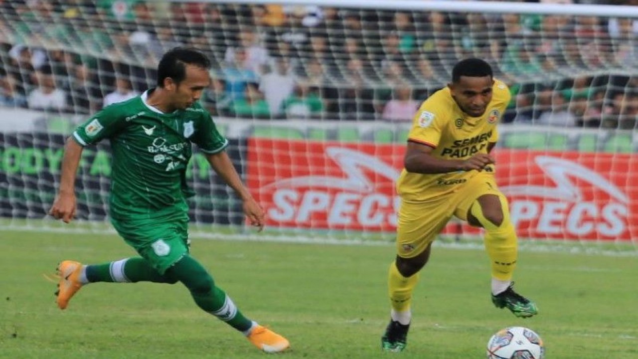 Foto arsip - Pemain Semen Padang Pandi Lestaluhu mencoba melewati pemain PSMS Medan dalam laga lanjutan Grup Barat Liga 2 2022 di Stadion Teladan, Senin (26/9) (ANTARA/HO MO Semen Padang FC)