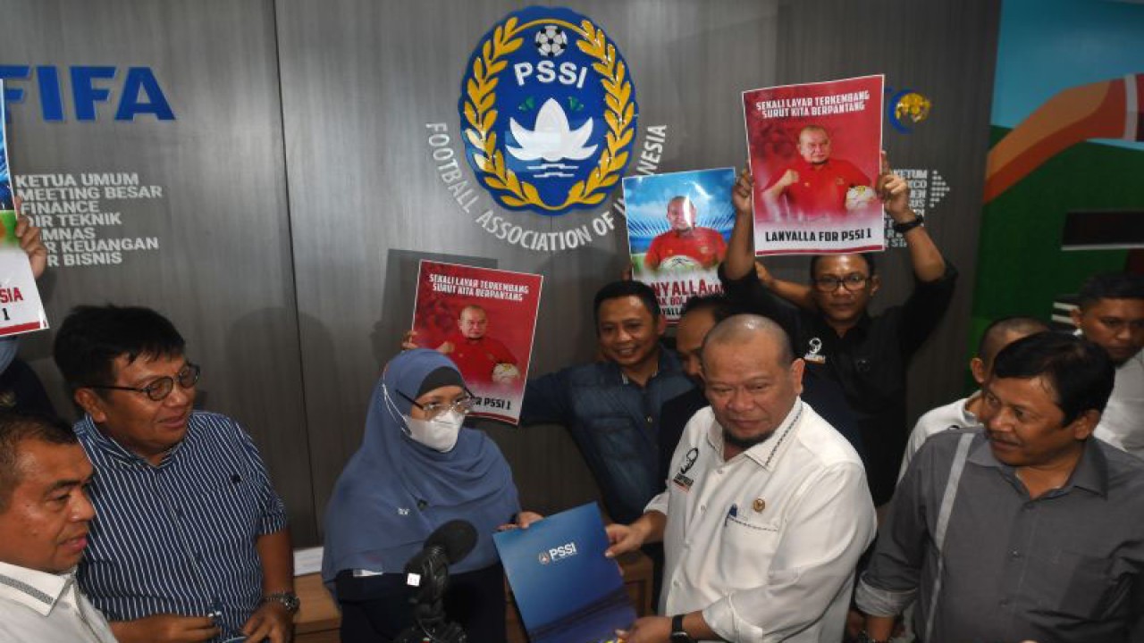 Ketua DPD RI La Nyalla Mattalitti (ketiga kanan) menyerahkan form dan berkas pendaftaran calon Ketua Umum PSSI periode 2023-2027 di Kantor PSSI, GBK Arena, Senayan, Jakarta, Jumat (13/1/2023). La Nyalla masuk menjadi salah satu kandidat calon Ketua Umum PSSI yang akan dipilih pada Kongres Luar Biasa (KLB) pada 16 Februari 2023. ANTARA FOTO/Aditya Pradana Putra/foc (ANTARA FOTO/ADITYA PRADANA PUTRA)