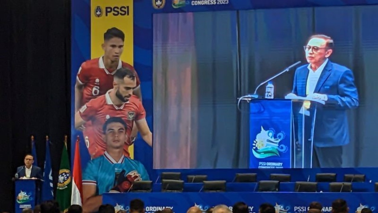 Ketua Umum PSSI Mochamad Iriawan memberikan pidato pembukaan Kongres Biasa PSSI 2023, yang dihadiri 87 pemilik suara (voter), di salah satu hotel di Jakarta, Minggu (15/1/2023). (ANTARA/Michael Siahaan)