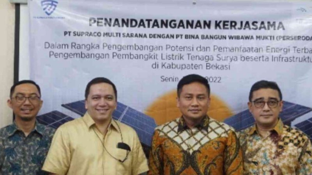 Direktur PT BBWM Prananto Sukodjatmoko (kedua dari kanan) bersama Direktur Teknik PT BBWM Adhi Fadillah (paling kanan) usai menandatangani perjanjian kerja sama dengan direksi PT Supraco Multi Sarana dalam hal pengembangan PLTS di Kabupaten Bekasi beberapa waktu lalu. (ANTARA/Pradita Kurniawan Syah).
