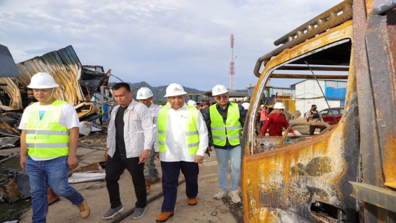 Wakil Menteri Ketenagakerjaan, Afriansyah Noor (ketiga kiri) meninjau PT Gunbuster Nickel Industry (GNI) di Morowali Utara, Sulawesi Tengah, Kamis (19/1/2023). (ANTARA/HO-Kemnaker)
