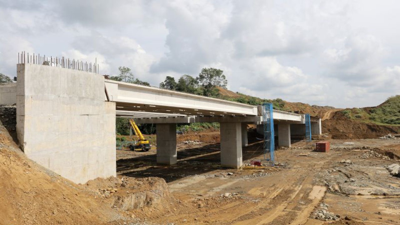 PT Hutama Karya (Persero) membangun akses perlintasan bagi gajah Sumatera dan satwa liar lain, tepatnya di bawah jalan seksi 1 Padang Tiji-Seulimuem ruas Tol Sigli - Banda Aceh, Pidie, Selasa (17-1-2023). ANTARA/Khalis Surry
