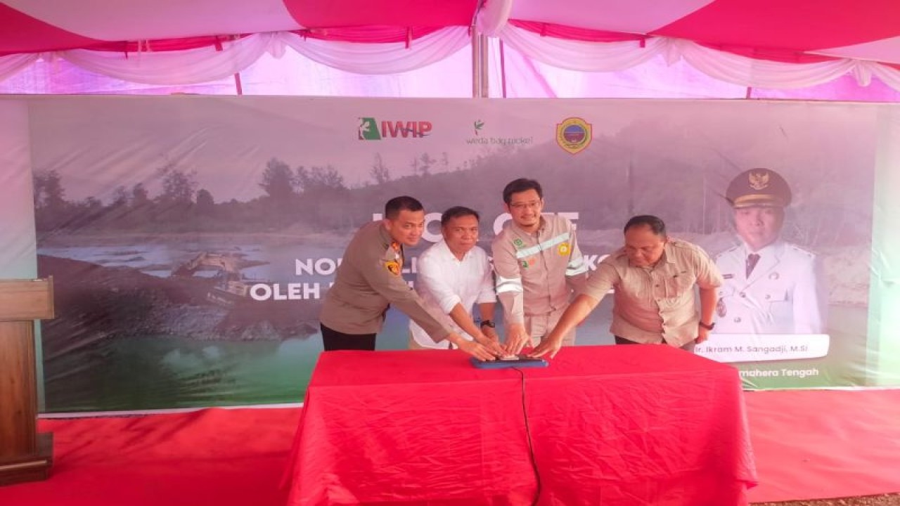 Pj Bupati Kabupaten Halmahera Tengah, Ikram Malan Sangaji bersama Vice President PT IWIP, Kevin He menekan tombol dimulainya normalisasi Sungai Kobe guna mengantisipasi terjadinya banjir saat musim hujan. ANTARA/Abdul Fatah