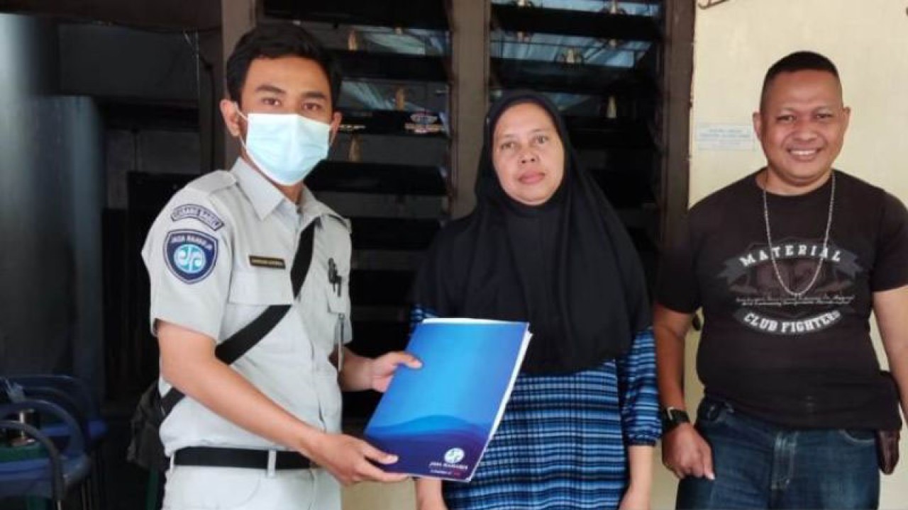 Ilustrasi, Petugas PT Jasa Raharja Cabang Provinsi Kepulauan Bangka Belitung menyerahkan santunan kematian kepada ahli waris korban di Pangkalpinang. (Humas)