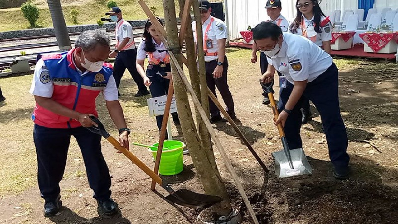 Komisaris Independen PT KAI Persero) Riza Primadi (kanan) melakukan penanaman pohon di Stasiun Linggapura, Kabupaten Brebes, Jawa Tengah, Selasa (10/1/2023), yang merupakan salah satu stasiun di wilayah PT KAI Daop 5 Purwokerto. ANTARA/HO-KAI Purwokerto