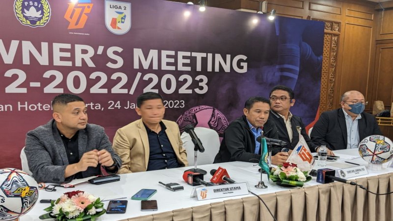 Direktur Utama PT Liga Indonesia Baru (LIB) Ferry Paulus (ketiga dari kiri) dan Sekretaris Jenderal PSSI Yunus Nusi (ketiga dari kanan) bersama petinggi LIB serta PSSI lainnya memberikan pernyataan kepada media soal kelanjutan Liga 2 Indonesia 2022-2023 di Jakarta, Selasa (24/1/2023). (ANTARA/Michael Siahaan)