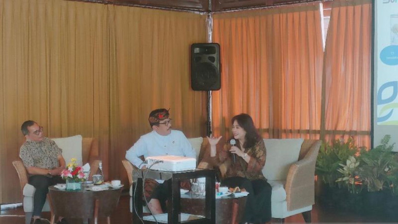 Direktur Utama PT Pertamina Bina Medika-Indonesia Healthcare Corporation (IHC) drg Mira Dyah Wahyuni MARS bersama Wagub Bali Tjokorda Oka Artha Ardhana Sukawati, Ketua Yayasan Pembangunan Sanur IB Sidharta Putra di Denpasar, Senin (23/1/2023). ANTARA/Ni Luh Rhismawati.