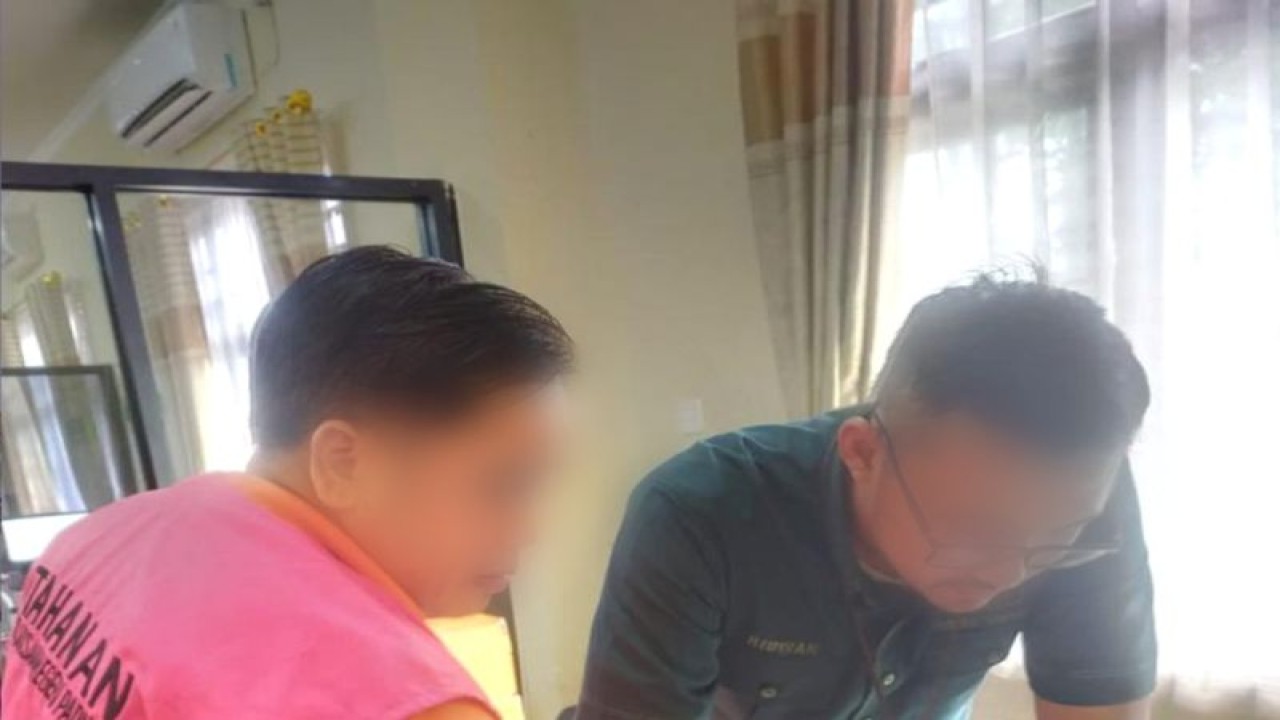 Penyerahan tersangka tindak pidana perpajakan Direktur PT SAE ke Kejaksaan pada Kamis (19/1/2023). ANTARA/HO DJP Sumbar Jambi