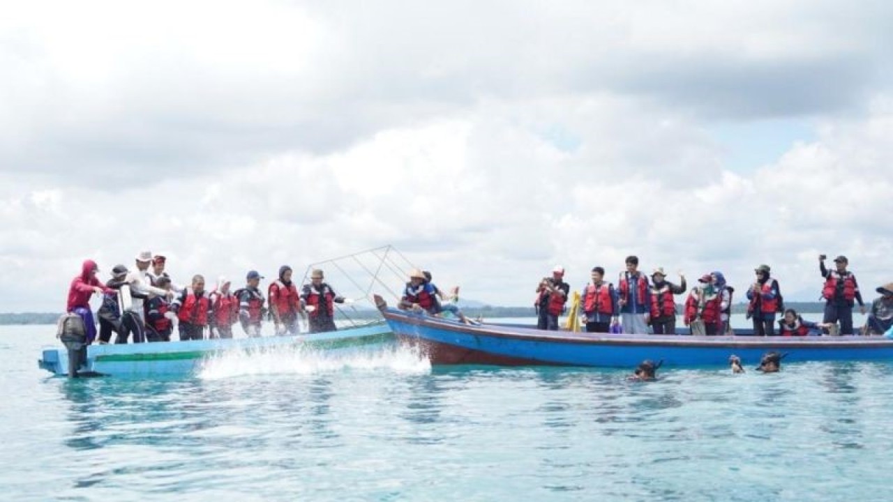 PT Timah Tbk bersama kelompok nelayan Bangka tenggelamkan coral garden untuk mendukung wisata bawah laut. (Humas PT Timah Tbk)