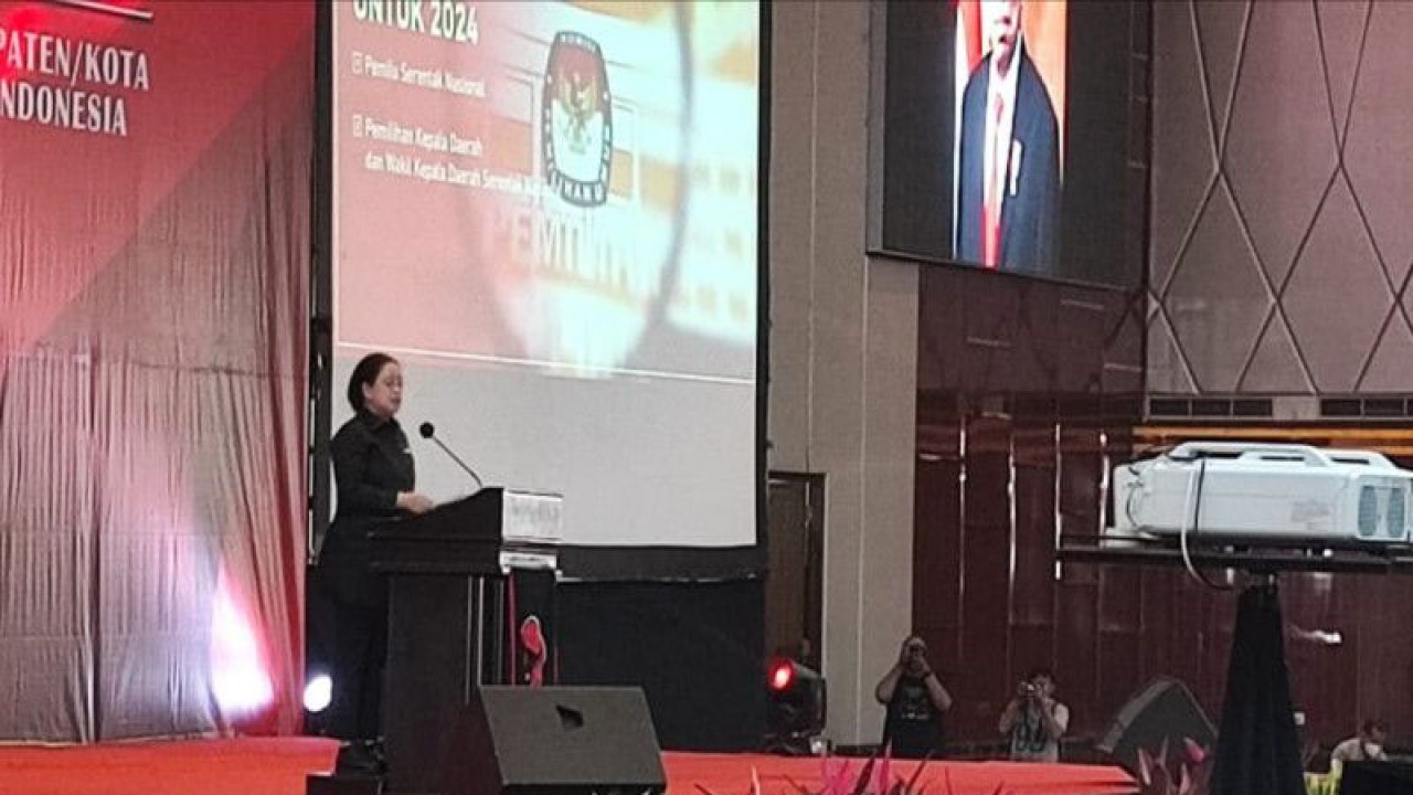 Ketua DPP PDI Perjuangan, Puan Maharani, saat memberikan sambutan di Bimbingan Teknis Anggota DPRD PDI Perjuangan Tingkat Provinsi dan Kabupaten/Kota se-Indonesia di Jakarta, Senin (9/1/2023). ANTARA/Syaiful Hakim