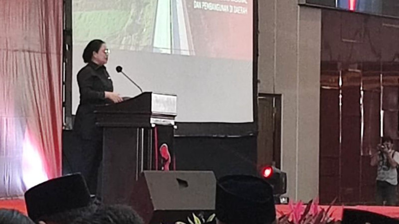 Ketua DPP PDI Perjuangan Puan Maharani saat memberikan sambutan dalam pembukaan Bimbingan Teknis (Bimtek) Anggota DPRD Provinsi/Kabupaten Kota Fraksi PDI Perjuangan se-Indonesia di Jakarta, Senin (9/1/2023). ANTARA/Syaiful Hakim