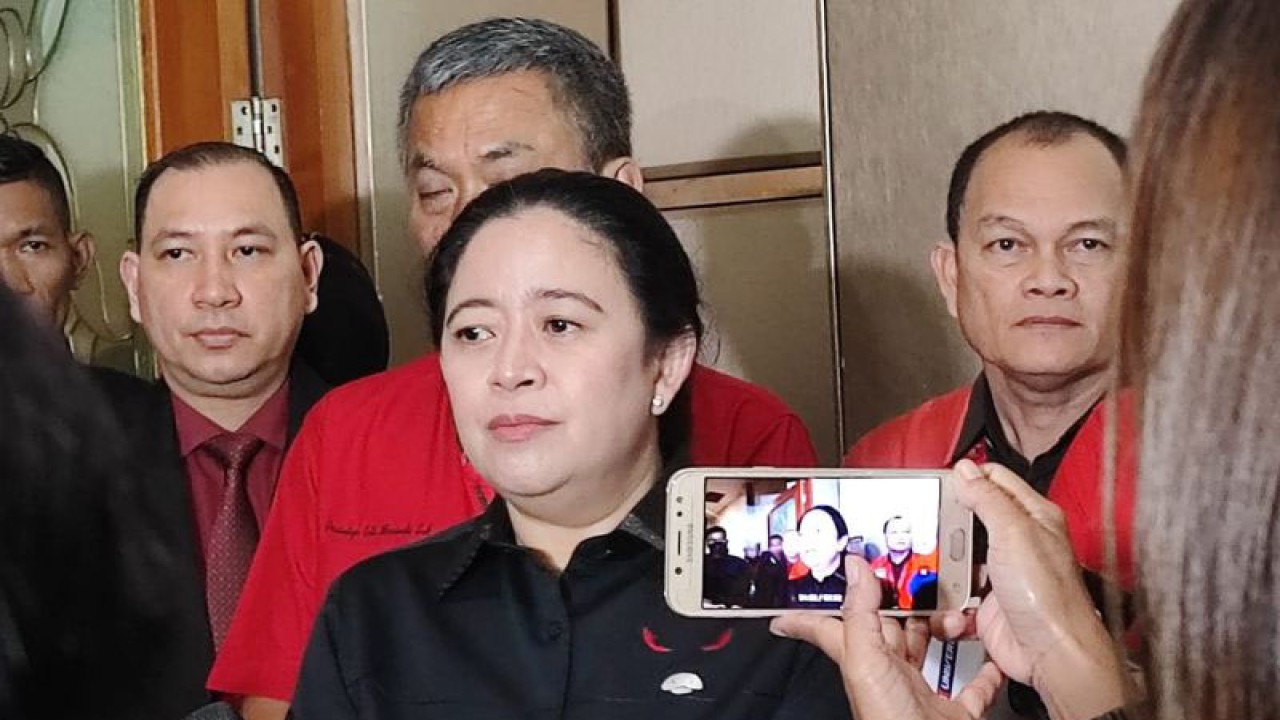 Ketua DPP PDI Perjuangan Puan Maharani saat memberikan keterangan pers usai pembukaan Bimbingan Teknis (Bimtek) Anggota DPRD Provinsi/Kabupaten Kota Fraksi PDI Perjuangan se-Indonesia di Jakarta, Senin (9/1/2023). ANTARA/Syaiful Hakim