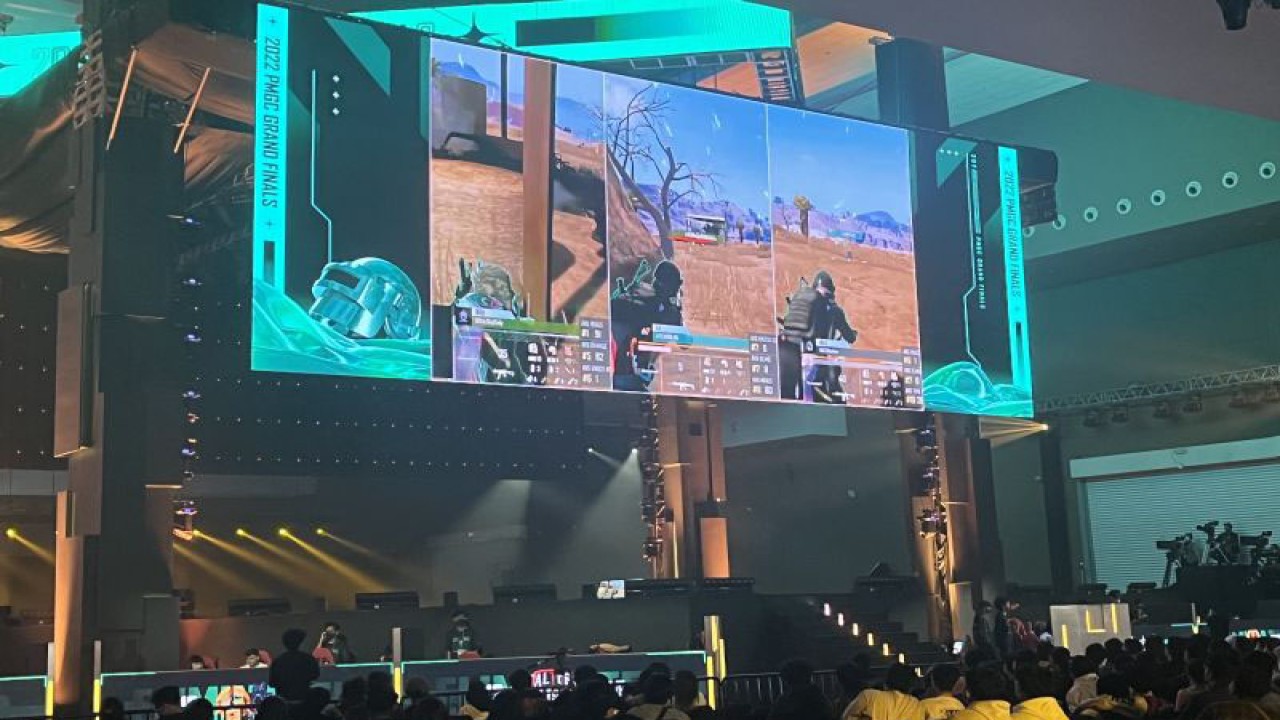 Suasana pertandingan hari pertama PUBG Mobile Global Championship (PMGC) 2022 yang digelar di Jakarta International Expo, Kemayoran, Jakarta, Jumat (6/1/2022). (ANTARA/Arindra Meodia)