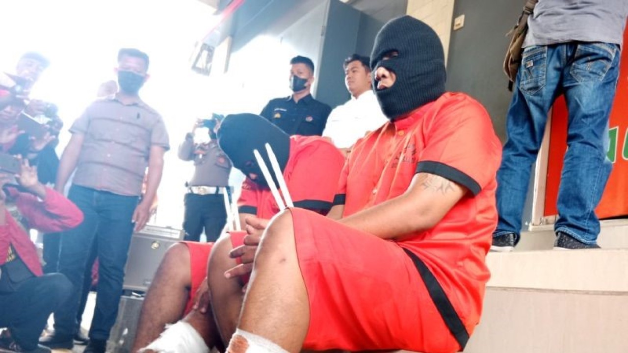 Dua tersangka pelaku pembobolan dan pencurian di rumah salah satu Jaksa Komisi Pemberantasan Korupsi (KPK) di Wirobrajan, Kota Yogyakarta dihadirkan saat konferensi pers di Mapolda DIY, Yogyakarta, Selasa (3/1/2023) (ANTARA/Luqman Hakim)