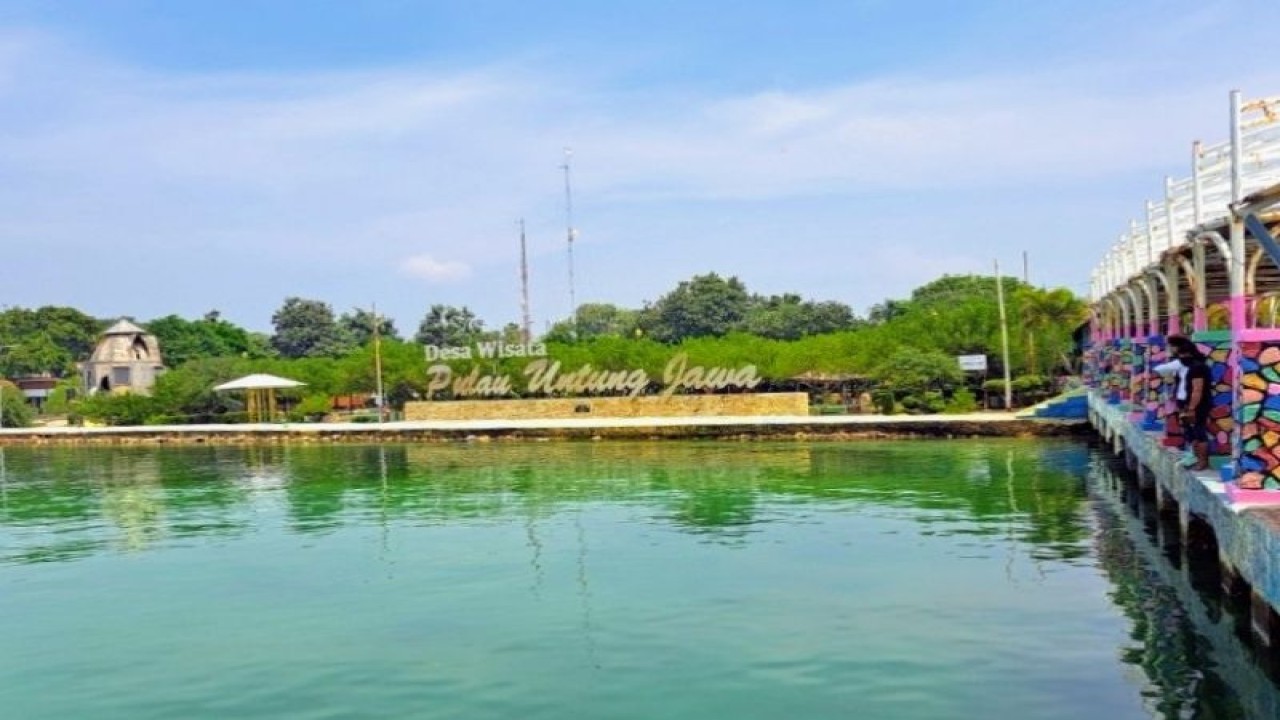 Lokasi swafoto di dekat Dermaga Utama Pulau Untung Jawa berupa papan nama bertuliskan Desa Wisata Pulau Untung Jawa di Kepulauan Seribu Selatan, Kepulauan Seribu, Jakarta, Jumat (13/1/2023). ANTARA/HO-Kominfotik Kepulauan Seribu