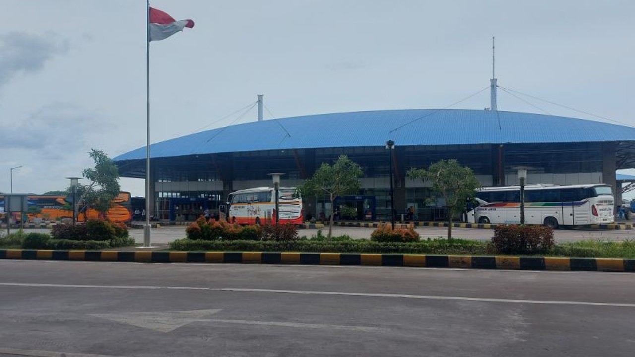 Suasana Terminal Bus Terpadu Pulo Gebang, Jakarta Timur, Senin (2/1/2023). ANTARA/Yogi Rachman