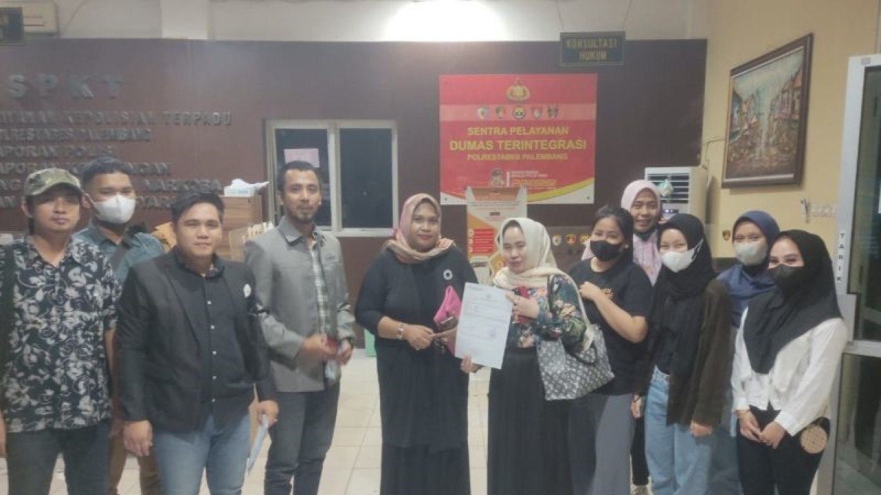 Perwakilan korban penipuan arisan daring didampingi penasihat hukumnya saat melapor ke Sentra Pelayanan Kepolisian Terpadu (SPKT) Kepolisian Resor Kota Besar Palembang, Sumatera Selatan, Senin (30/1/2023). ANTARA/M Riezko Bima Elko P.