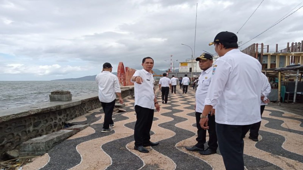 Kepala Dinas Pekerjaan Umum dan Penataan Ruang (PUPR) Kota Mataram Miftahurrahman (menunjuk), saat memantau pedestrian di Pantai Ampenan, Kota Mataram, Provinsi Nusa Tenggara Barat. (Foto: ANTARA/Nirkomala)