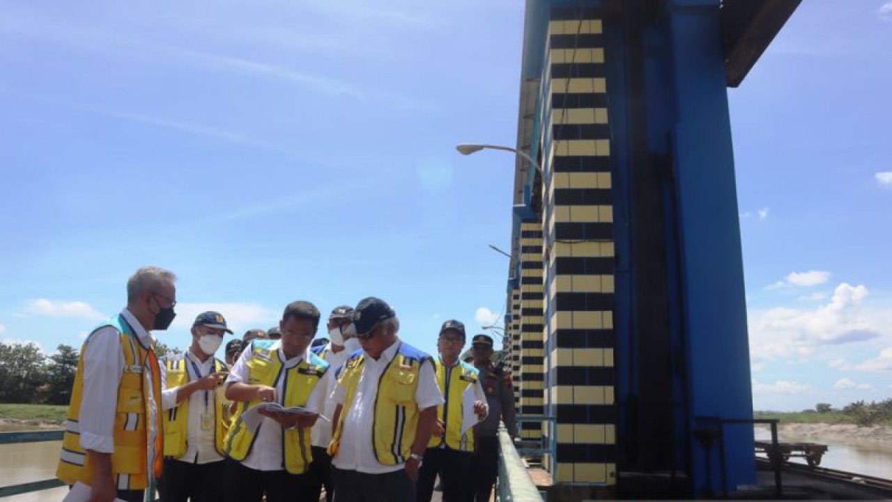 Menteri Pekerjaan Umum dan Perumahan Rakyat (PUPR) Basuki Hadimuljono saat meninjau pintu banjir wilalung atau Bangunan Pengendali Banjir Wilalung (BPBWL) di perbatasan Kabupaten Kudus dan Demak, Jawa Tengah, Kamis (12/1/2023). (ANTARA/Akhmad Nazaruddin Lathif)