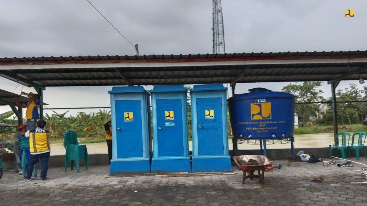 Kementerian Pekerjaan Umum dan Perumahan Rakyat (PUPR) mengirimkan bantuan sarana dan prasarana (sarpras) air bersih serta sanitasi yang dibutuhkan bagi korban bencana banjir di Kudus, Jawa Tengah dan Wajo, Sulawesi Selatan. ANTARA/HO - Kementerian PUPR