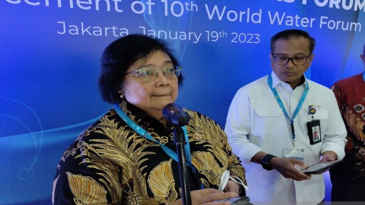 Menteri Lingkungan Hidup dan Kehutanan Siti Nurbaya didampingi Sekretaris Jenderal Kementerian PUPR Zainal Fatah dalam Third Announcement of the 10th World Water Forum in Indonesia di Jakarta, Kamis (19/1/2023). ANTARA/Aji Cakti
