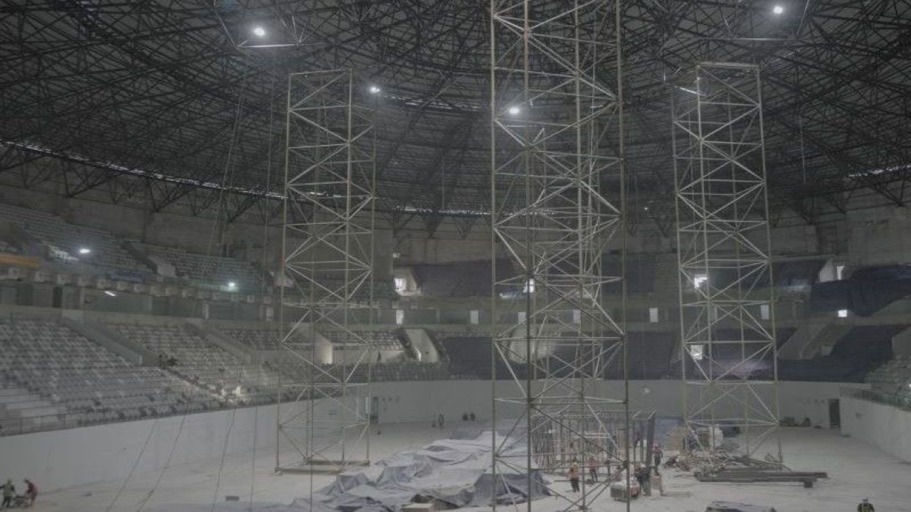 Pembangunan Indoor Multifunction Stadium (IMS) di Kawasan Gelora Bung Karno, Jakarta dalam rangka menyambut pelaksanaan FIBA World Cup pada Agustus tahun ini. ANTARA/HO - Kementerian PUPR