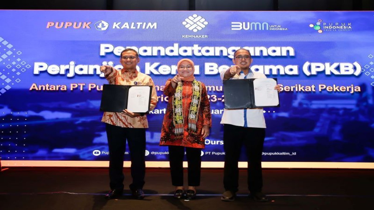 Pupuk Kaltim melakukan penandatanganan Perjanjian Kerja Bersama (PKB) dengan Serikat Pekerja untuk periode 2023-2025 yang disaksikan langsung oleh Menteri Ketenagakerjaan (Menaker) Ida Fauziyah, sebagai upaya mewujudkan hubungan industrial yang strategis dan harmonis di lingkungan perusahaan. ANTARA/HO - Pupuk Kaltim
