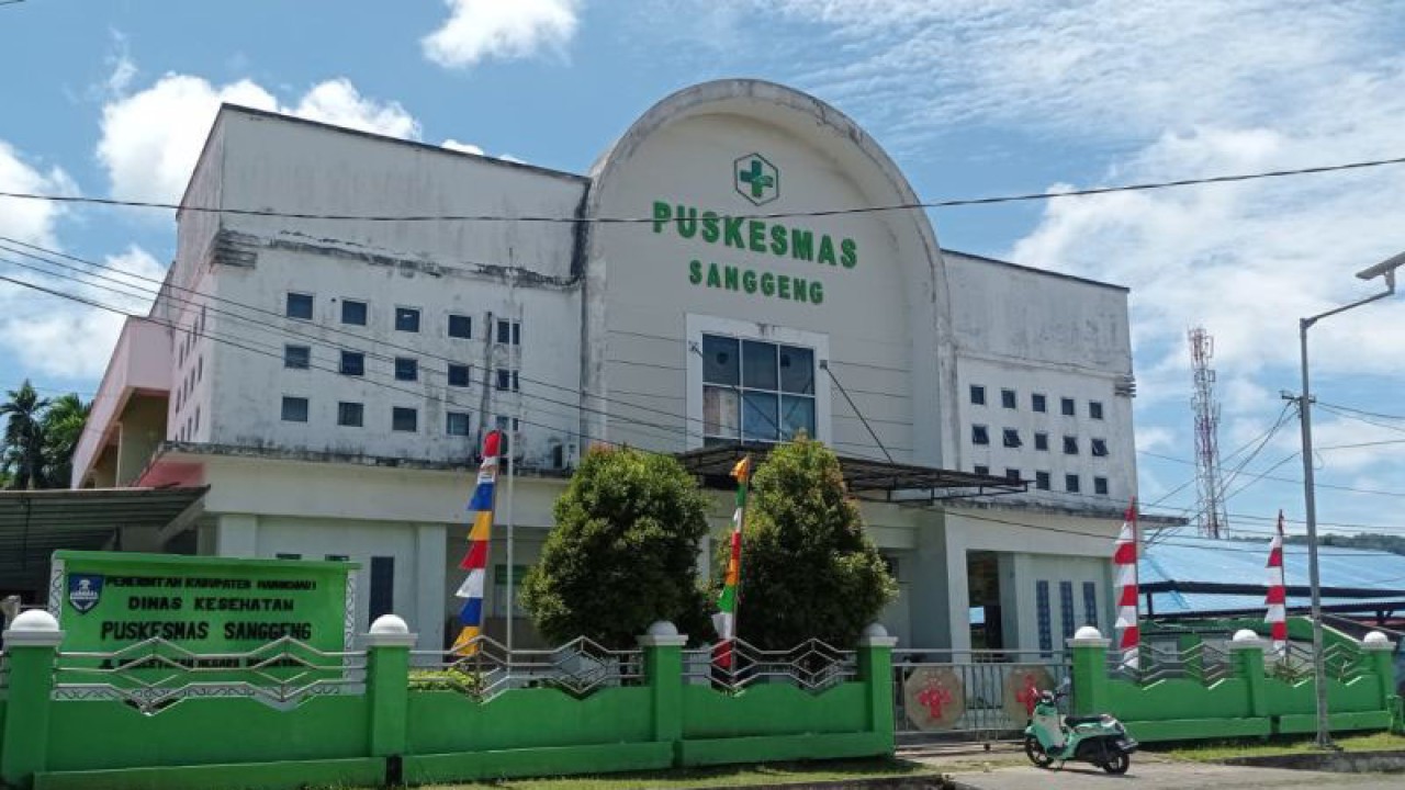 Suasana di depan Puskesmas Sanggeng di Jalan Percetakan Negara Manokwari, Sabtu (20/8/2022). Puskesmas ini mencatat 72 kasus TB. (ANTARA/Rachmat Julaini)