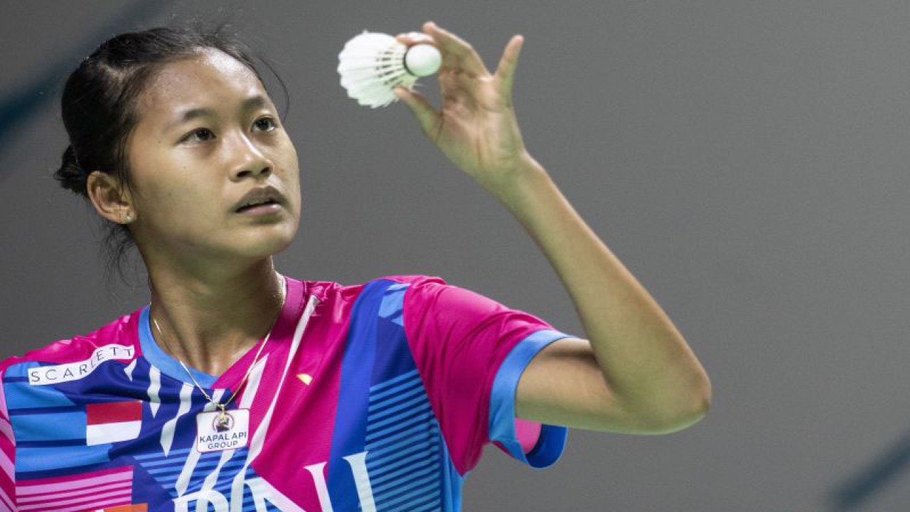 Arsip - Pebulu tangkis tunggal putri Indonesia Putri Kusuma Wardani melakukan servis saat bertanding melawan pebulu tangkis tunggal putri Cina He Bing Jiao pada babak kualifikasi Daihatsu Indonesia Masters 2022 di Istora Senayan, Jakarta, Rabu (8/6/2022). ANTARA FOTO/Muhammad Adimaja/tom.