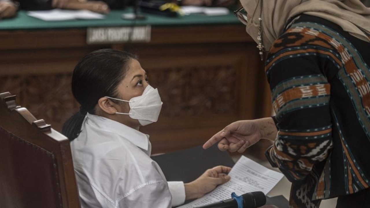 Terdakwa kasus pembunuhan berencana Brigadir Yosua Hutabarat, Putri Candrawathi (kiri), berbicang dengan kuasa hukumnya dalam sidang dengan agenda pembacaan pledoi di Pengadilan Negeri Jakarta Selatan, Jakarta, Rabu (25/1/2023). (ANTARA FOTO/Aprillio Akbar/tom)