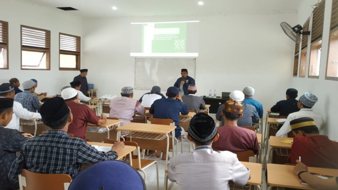 Kepala Kanwil Kemenag Sulteng Ulyas Thaha menyampaikan materi tentang Islam dan keindonesiaan dalam pelatihan imam dan dai yang diselenggarakan PW DMI Sulteng, di Sigi, Jumat (20/1/2023). (ANTARA/HO-Dok DMI Sulteng)