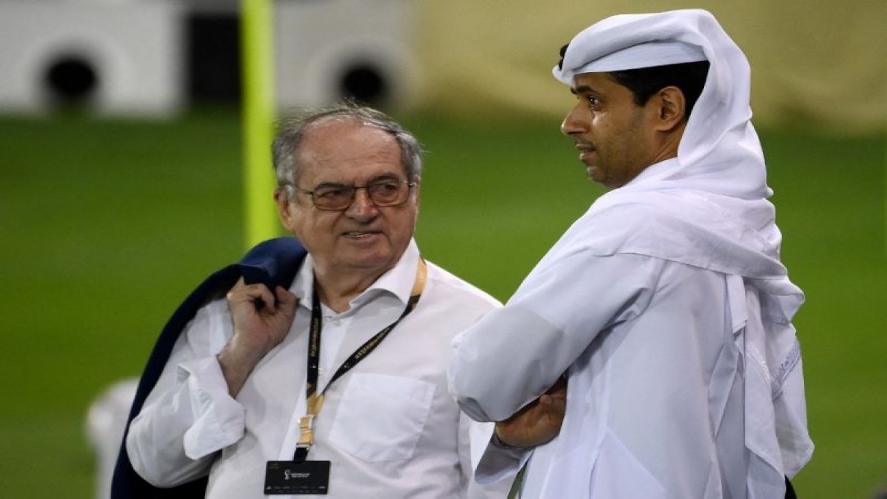 Ketua Qatar Sports Investments (QSI) Nasser al-Khelaifi yang juga pemilik Paris Saint-Germain (kanan) berbincar dengan ketua federasi sepak bola Prancis Noel Le Graet dalam sesi latihan Prancis di Stadion Jassim-bin-Hamad di Doha pada 17 November 2022. (Photo by FRANCK FIFE / AFP) (AFP/FRANCK FIFE)