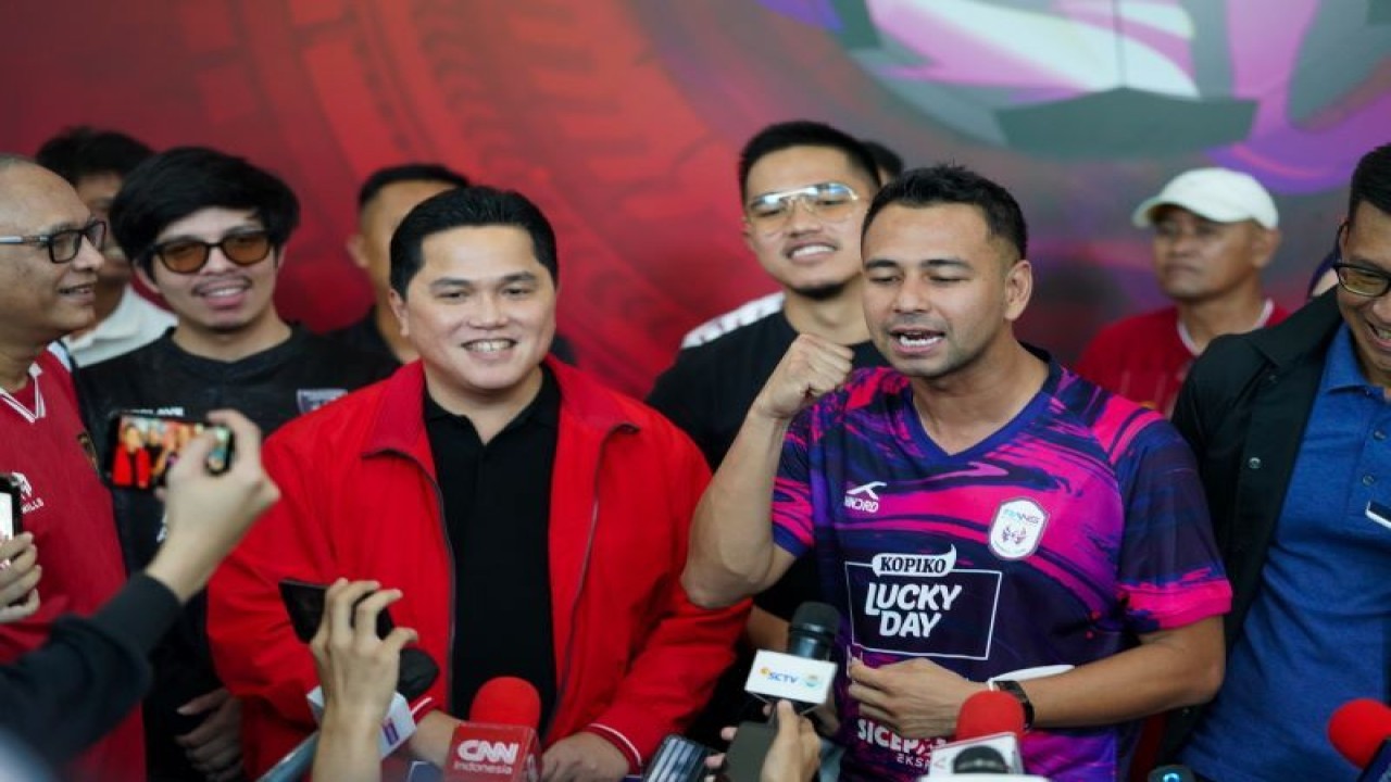 CEO Rans Nusantara FC Raffi Ahmad (kanan) mendukung Menteri BUMN Erick Thohir sebagai calon Ketua Umum PSSI Periode 2023 - 2027 karena dinilai sebagai sosok yang memiliki nyali untuk membenahi sepak bola Indonesia. ANTARA/HO - Kementerian BUMN