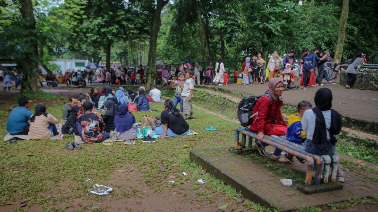 Sejumlah pengunjung bersantai di Taman Margasatwa Ragunan, Jakarta, Minggu (1/1/2023). . ANTARA FOTO/Fauzan/rwa.