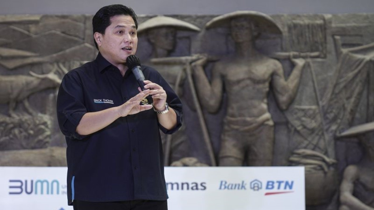 Menteri BUMN Erick Thohir menyampaikan kata sambutan pada Festival KPR Hunian Pemuda di gedung Sarinah, Jakarta, Jumat (28/10/2022). ANTARA FOTO/Dhemas Reviyanto/aww.